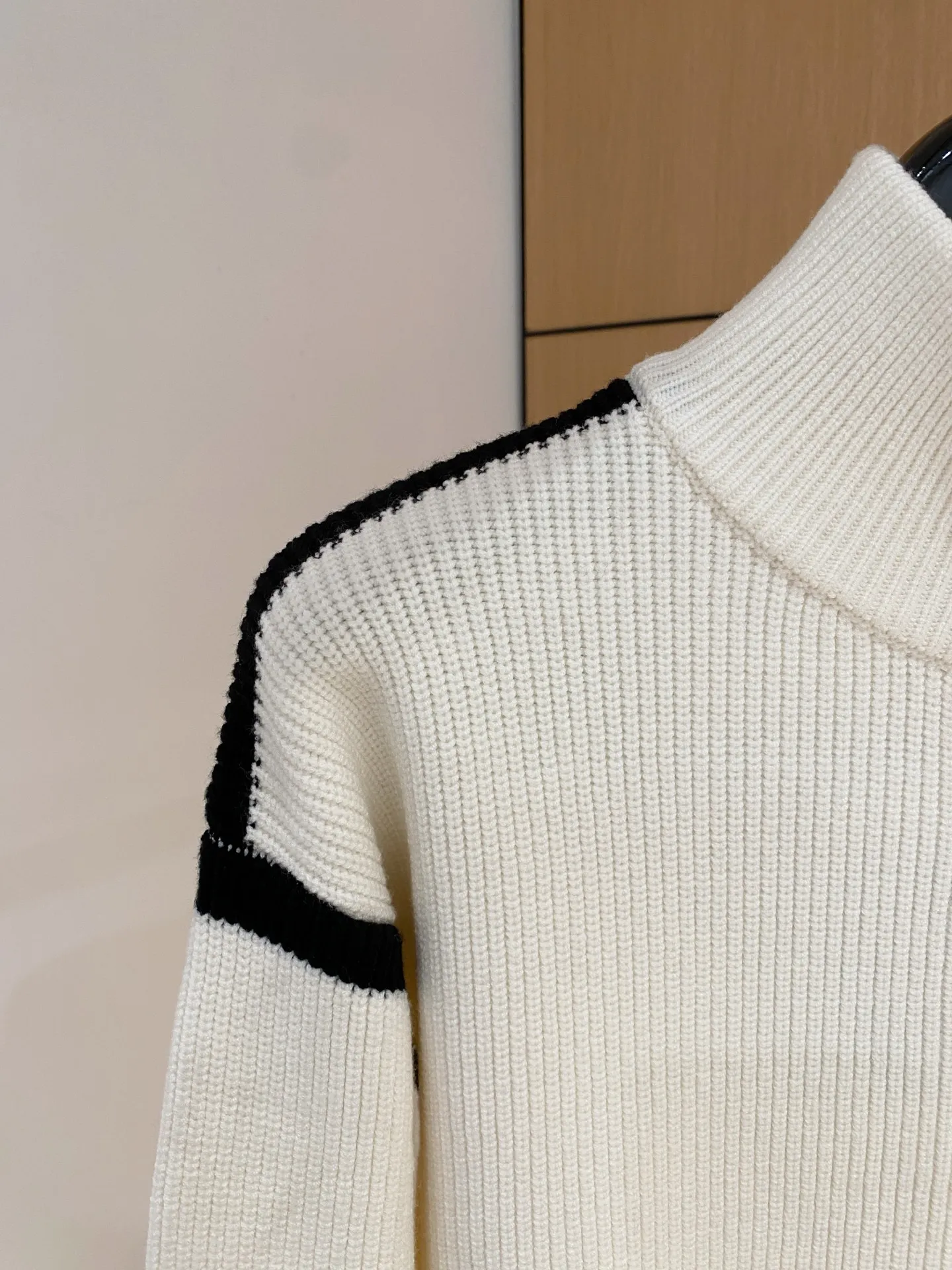 🅿️540 【LV Louis Vuitton】Autumn and winter classic cardigan sweater, in full condition! ! ! Wool blended fabric, the latest model in 2025, golden ratio! ! Slim-fitting soft gold, versatile and practical item, the combination and practicality are extremely powerful, simple and elegant, and classy! To create your own style, it is highly recommended to buy it in two colors. The standard slim fit tailoring process is suitable for both young and old men. It is knitted from wool and will not cause any discomfort! While keeping warm, it is stylish, textured and wearable, and the classic logo with contrasting colors on the chest feels in place! ! Recommended for regular customers! ! Size M-3XL (maximum wear: 190 pounds)